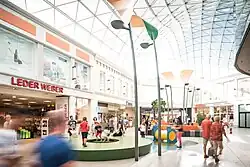 Ladenstraße mit öffentlichen Aufenthaltsorten