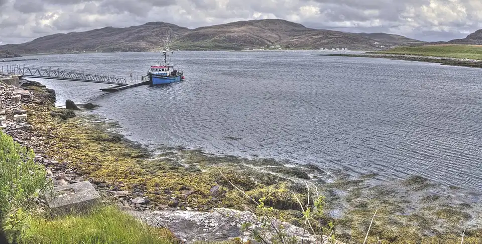 Die Fähre Lady Nicola hat angelegt, der Blick geht zurück nach Osten – nach Ardmair