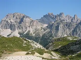 Kleiner Lagazuoi (links) mit Fanisspitzen (rechts)