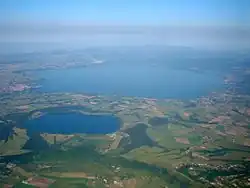 Lago di Martignano vorne, Braccianosee hinten