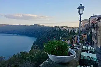 Blick auf die Altstadt mit Albaner See
