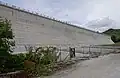 Die Staumauer des Sees