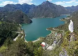 Vom Ostufer in Blickrichtung Westen mit dem Monte Tremalzo und der Bocca Caset im Hintergrund