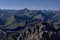 Lahnerkopf (der teilweise grasige Gipfel über dem Schrecksee) vom Rauhhorn. Der höchste Felsberg etwa in Bildmitte ist der Hochvogel. Über den Felsköpfen im Vordergrund sieht man gerade noch den Älpelekopf. Darüber der breit geschwungene Gipfel des Glasfelderkopfes.