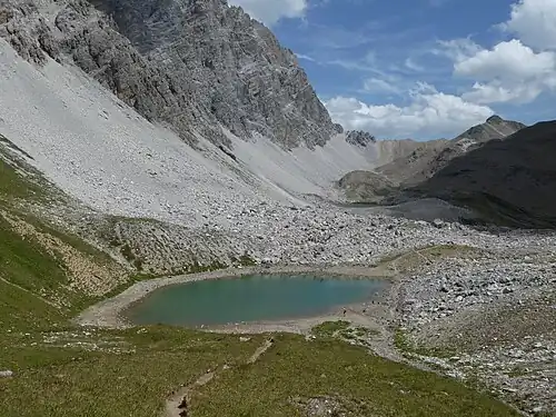 Lai Mort im Vordergrund, Lai Grond dahinter, Fuorcla da Tschitta im Hintergrund.