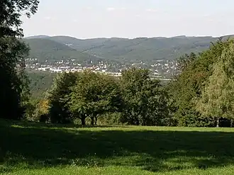 Greutberg (rechts der Mitte) vom Lainzer Tiergarten aus