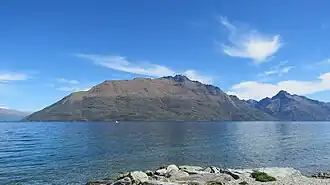 Cecil Peak von Queenstowns Stadtteil Fernhill ausgesehen