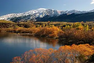 Coronet Peak von Südosten mit Lake Hayes