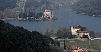 Tobliner See mit Castel Toblino und Maso Torresella