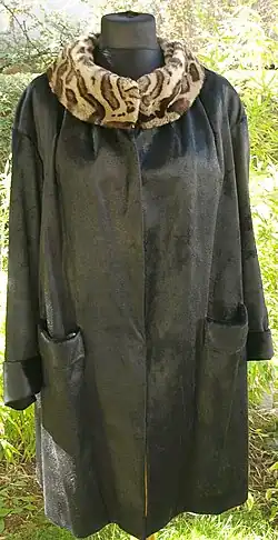 Lakoda-Seal-Mantel, gefärbt (ca. 1970)