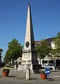 Obelisk von 1954 mit Bronzereliefs am Holzmarkt Ludwigsburg