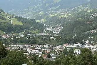 Blick auf Landeck Richtung Westen; mittig die Innbrücke der Arlbergbahn. Im Hintergrund rechts Grins