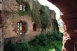 Bild 12: Innenansicht der östlichen, leicht gebogenen Traufseite des Palas der Unterburg