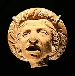 Alte Frau mit Kranz.