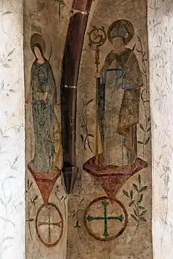 Die Heiligen Katharina (links) und Erasmus (rechts), darunter jeweils ein Weihe- oder Apostelkreuz