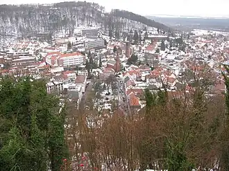 Kirchberg im Hintergrund mit Bebauung an seiner Ostflanke