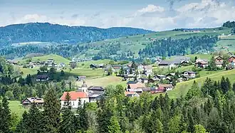 Blick auf das Kirchdorf von Langenegg