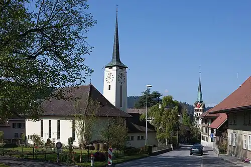 Haldenstrasse mit katholischer (links, im Vordergrund) und reformierter Kirche