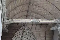 Holzdecke mit geschnitzten Balken