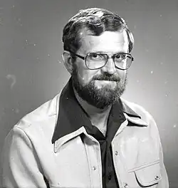 Schwarz-Weiß Foto eines Mannes.