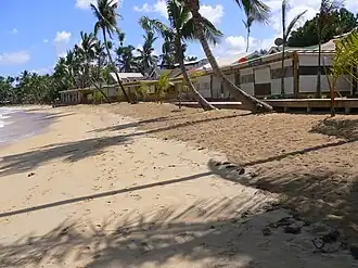 „Pueblo de los Pescadores“, die touristisch bedeutendste Attraktion von Las Terrenas. Wiederaufgebaut nach der kompletten Zerstörung durch den Brand vom 7. Mai 2012.[2] Erneut am 04.09.2021 vollständig abgebrannt.
