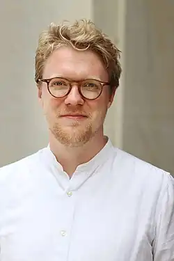 Portraitaufnahme von Lasse Petersdotter