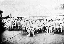 König Sisowath Monivong mit Mitgliedern der königlichen Familie.