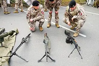 Lettische Soldaten mit (von links nach rechts) MG42, FN MAG und HK21