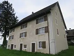 Haus in der Unteren Laubegg (1777) mit barocker Architekturmalerei an den Ecken