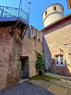 Hinterer Innenhof mit Schießscharte und Brüstung