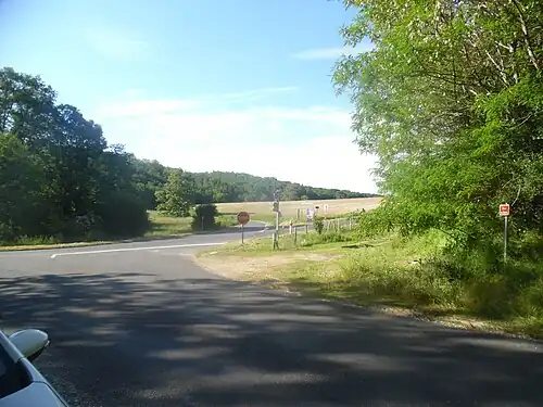 Kreuzung der D 87 mit der D 79 bei Lavenaud. Dahinter das nach Nordosten ziehende Bandiattal.