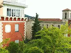 Tour des Calvys und Kirche Sainte-Philomène