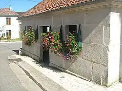 Waschhaus (Lavoir) an der Kirche