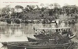 Der Dampfer Mandji in Karamouéka-Kouilon. Schwarz-Weiß-Bild eines Fluss-Schiffes vor Urwaldlandschaft.