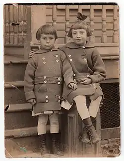 Lee Krasner auf einem Schwarzweiß-Foto von ca. 1915. Sie legt lächelnd den Arm um die Schulter ihrer etwas jüngeren Schwester Ruth.