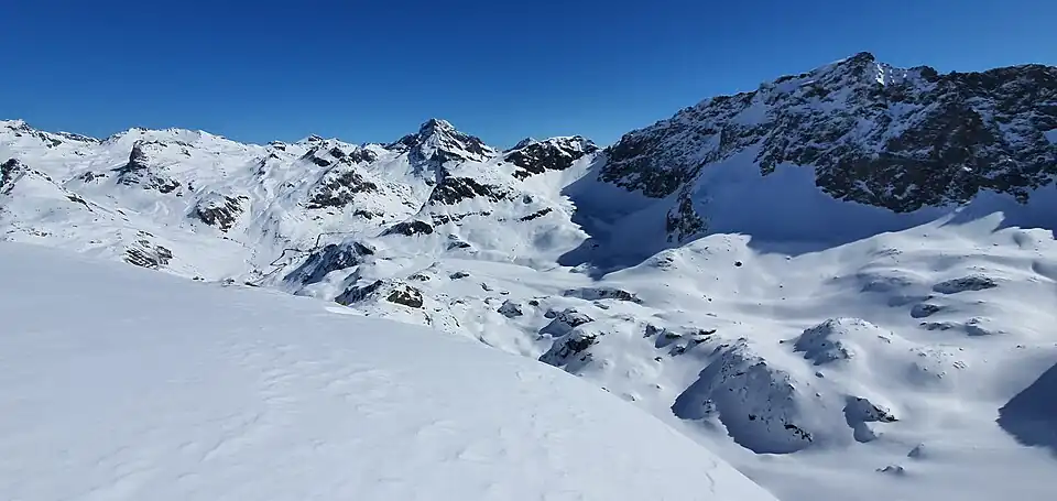 Im Vordergrund der Leg Grevasalvas, im Hintergrund der Julierpass und der Piz Julier. Rechts davon Piz da las Coluonnas, Piz Albana und Piz Lagrev.