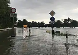 Überflutete Straße an der Leine bei Hemmingen