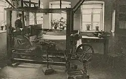 Leinenweberin am Handwebstuhl in Bielefeld, Ende des 19. Jahrhunderts