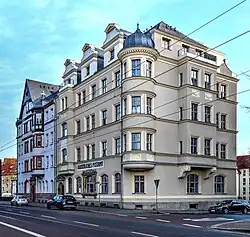 Ehemaliges Kaiserliches Postamt und Lehrerhaus (links)