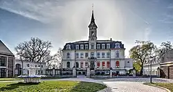 Hofseite mit ehemaliger Orangerie (li.) und ehemaligem Kutscherhaus (2020)