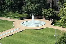 Fontäne, Rasenwellen und lange Sitzbank (2015)