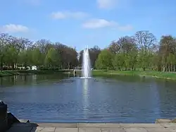 Blick über das Bassin in die Anton-Bruckner-Allee, ehemals Hauptachse der Ausstellung (2010)