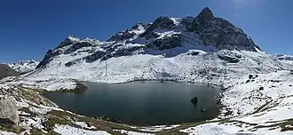 Lej da las Culuonnas auf dem Julierpass, dahinter der Piz da las Coluonnas und links der Piz Polaschin
