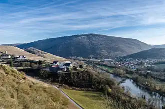 Lemberg an der Nahe von Westen her; im Vordergrund die ehemalige Weindomäne, das Dorf Oberhausen und die Luitpoldbrücke