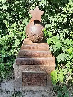 Lenindenkmal in Halle (Saale) mit der Inschrift: „Sowjetmacht + Elektrifizierung = Kommunismus“ (1970)
