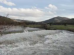 Klappenwehr bei Hochwasser