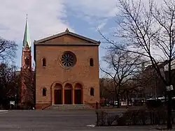 Nazarethkirche Wedding (Leopoldplatz) Links im Hintergrund der Turm der neogotischen Neuen Nazarethkirche