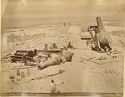 Die von den Briten zerstörte ägyptische Geschütz-Stellung von Raʾs-at-Tīn, mit mind. drei Leichen
