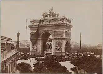 Katafalk und Castrum doloris von Victor Hugo unter dem Arc de Triomphe, bei seiner Beerdigung am 31. Mai 1885