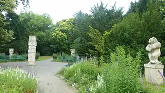 Lessing-Stele und Plastiken zu seinen Fabeln in Kamenz